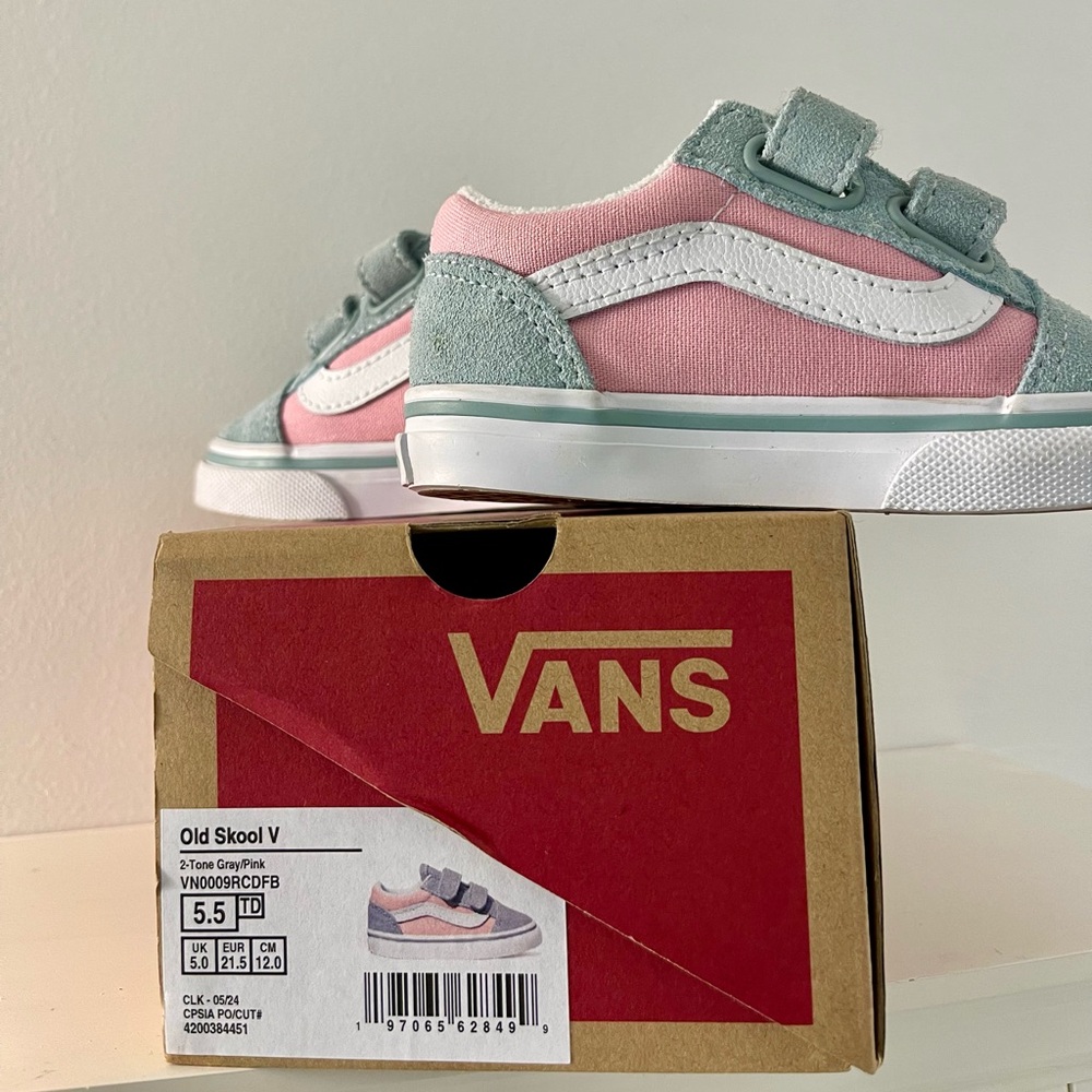 NWT Vans Old Skool V Toddler 2 tone Gray and Pink sneakers! Smoke free home
